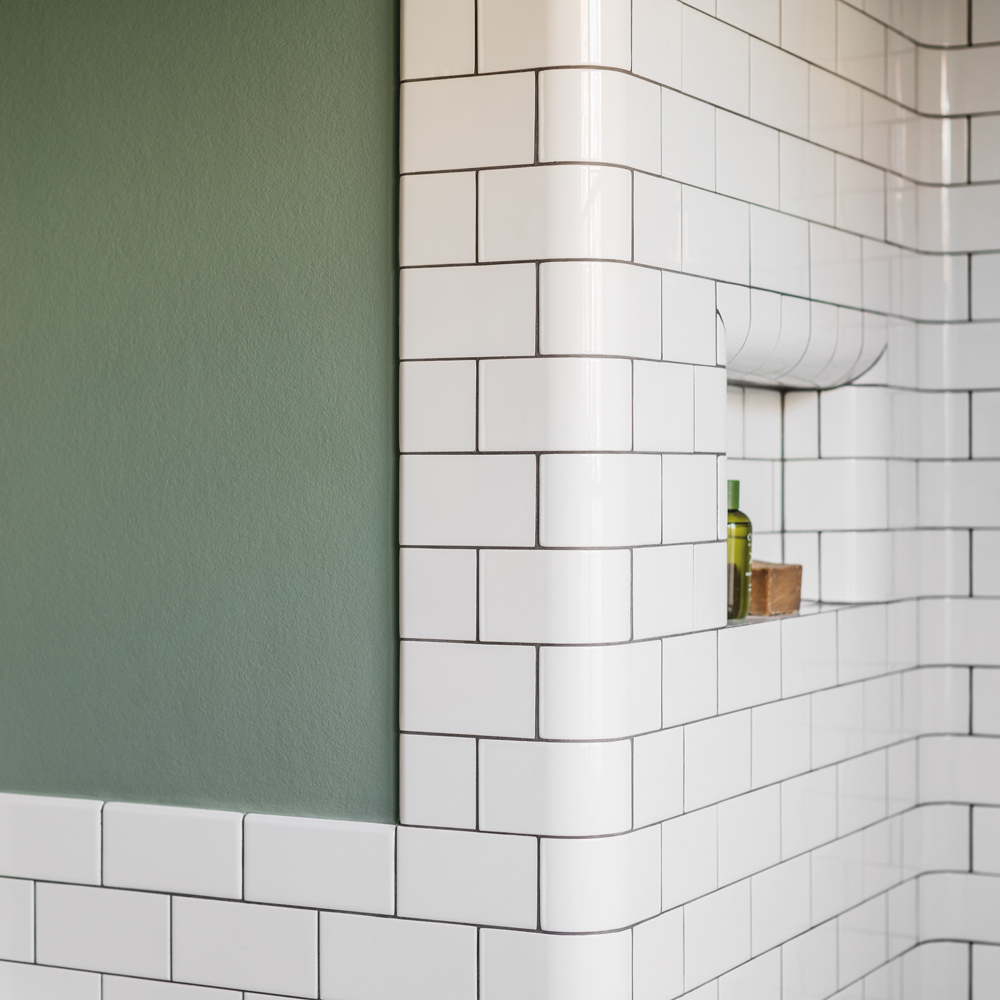 Badeværelse med hvide fliser fra H&E Smith