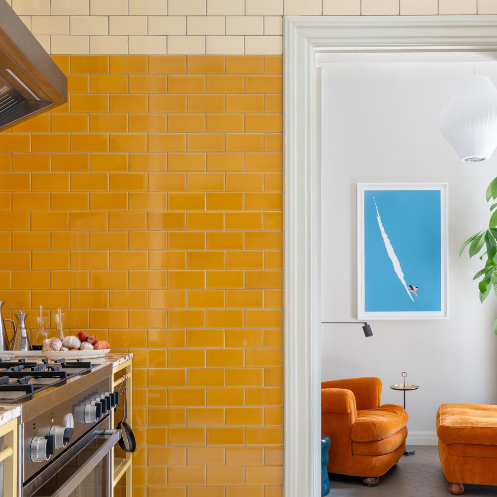 Køkkenvæg med halvfliser i farven Inca Gold fra H&E Smith