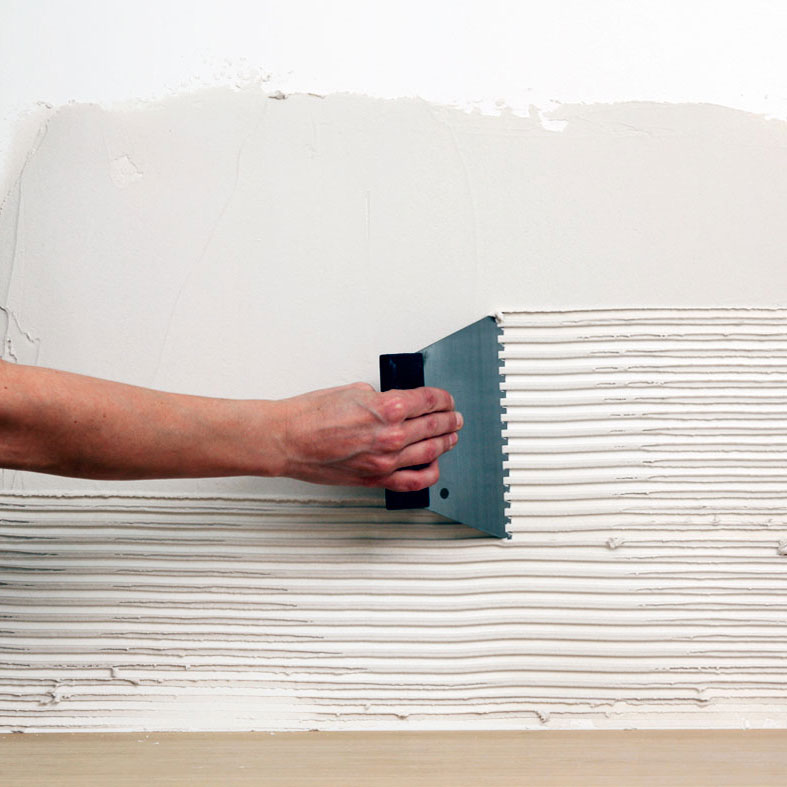 Fordeling af fixmasse med tandspartel for jævn overflade.