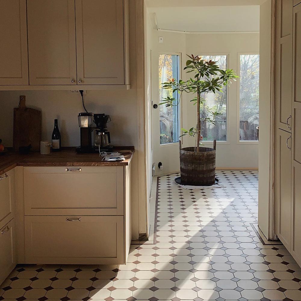 Køkken med Victorian floor tiles York i brun og hvid