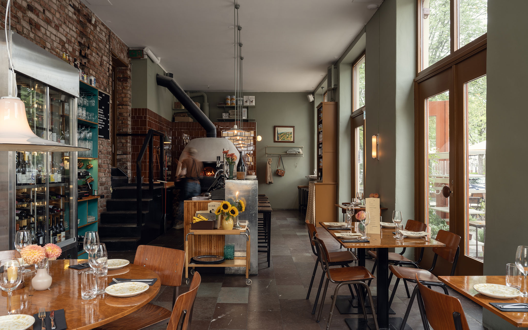 Restaurant Robb i G&ouml;teborg med v&aelig;gge malet i Auro v&aelig;gmaling Sandskovsgr&oslash;n fra Byggfabriken