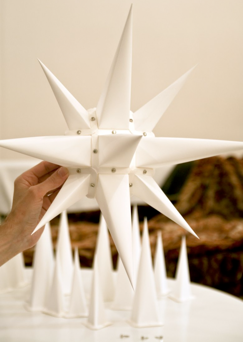 Flere spidser samles, og stjernen tager form.