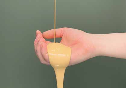 H&aring;nd der maling h&aelig;ldes ud i en bl&oslash;d str&oslash;m