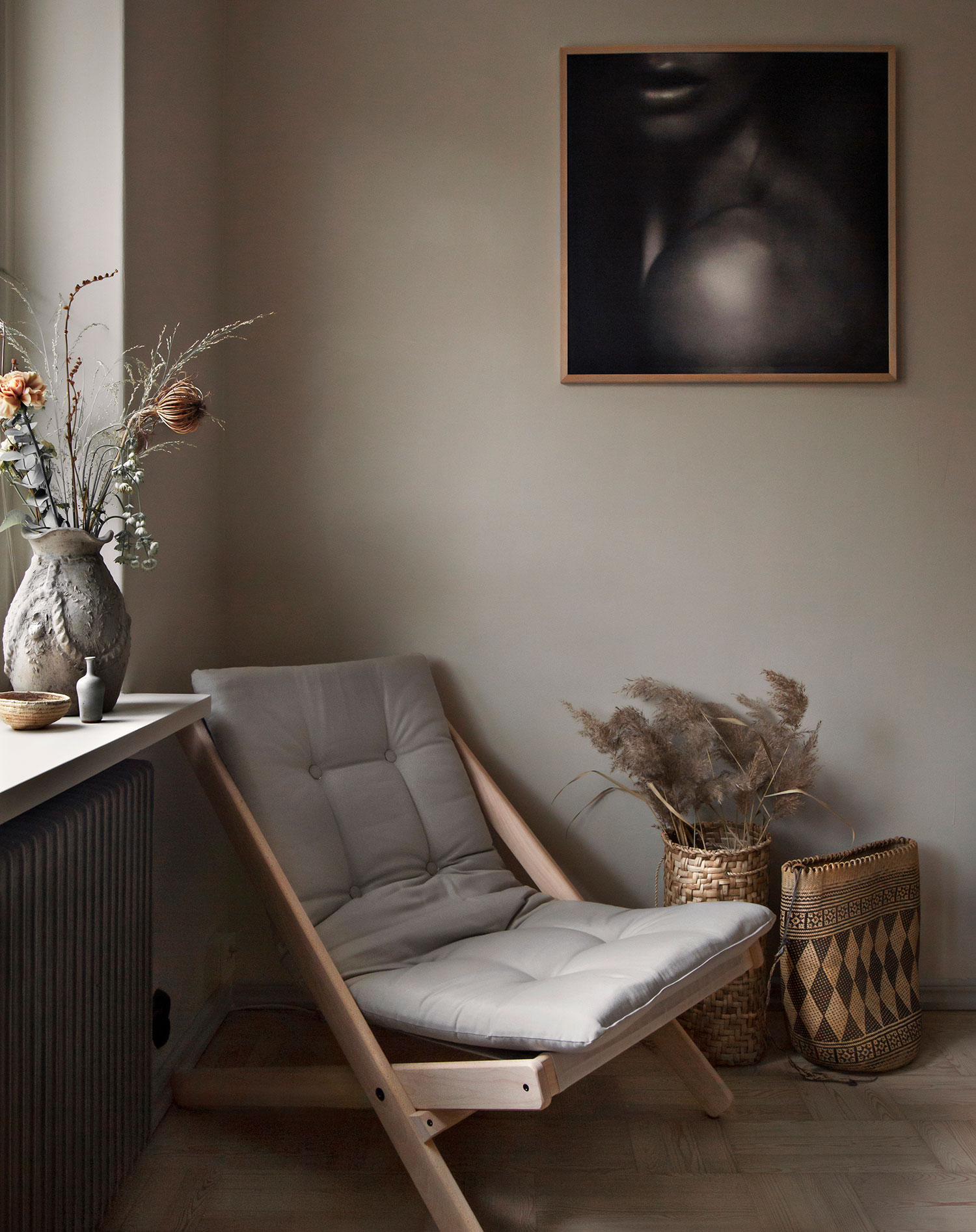 Rum med v&aelig;gge malet med v&aelig;gmaling fra Auro i farven Sandsten.