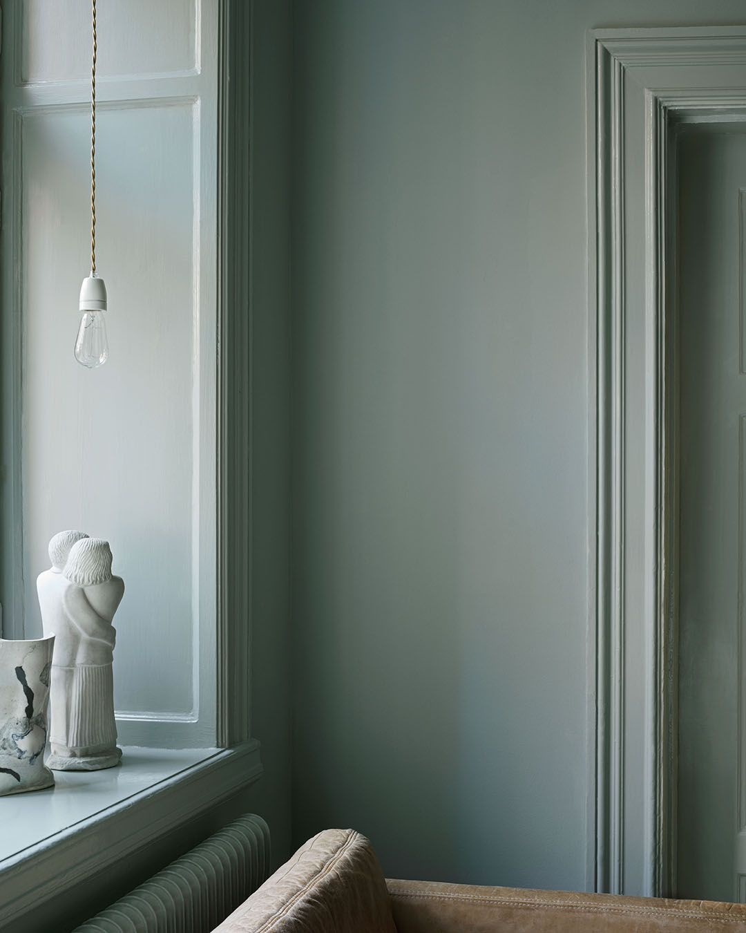 Rum malet med v&aelig;gmaling og maling til tr&aelig;v&aelig;rk, gennemg&aring;ende i farven Gr&aring;p&auml;ron, fra Auro.