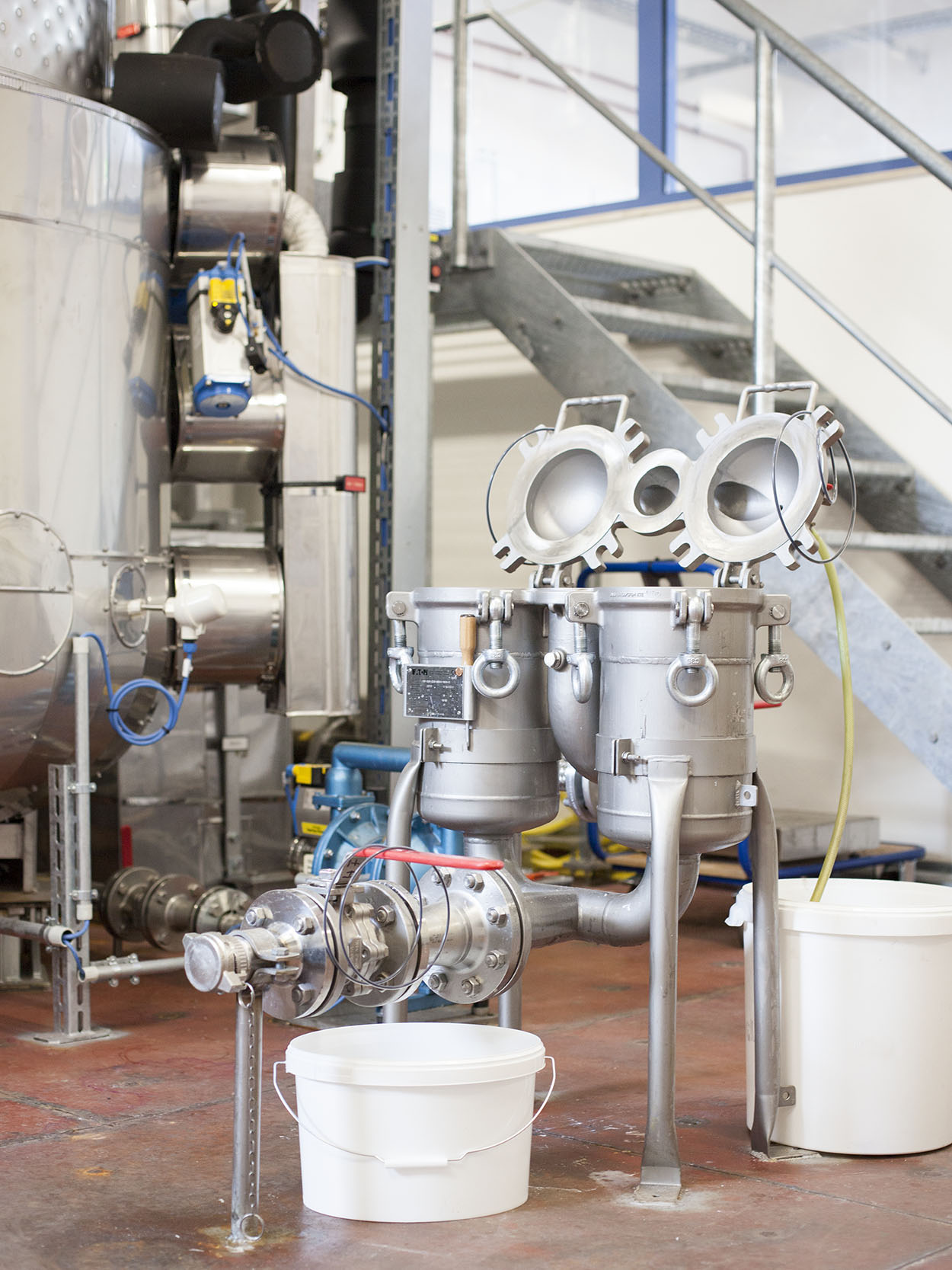 Silverf&auml;rgad maskin f&ouml;r f&auml;rgtillverkning hos Auro.