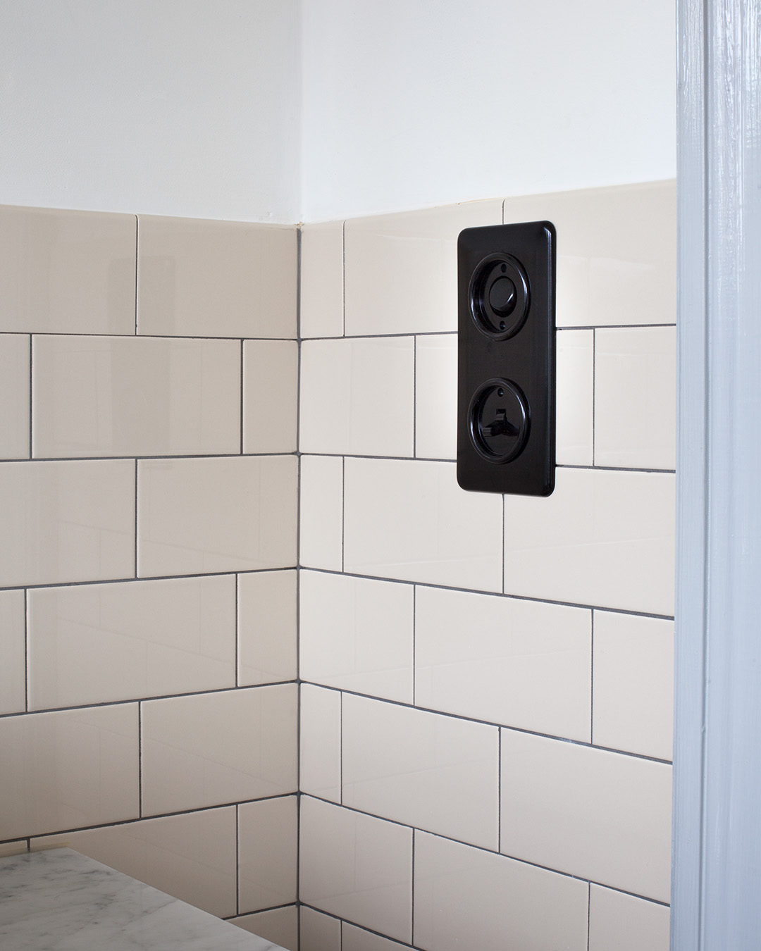 To-fags ramme i bakelit med d&oslash;rgreb-d&aelig;mper og udtag