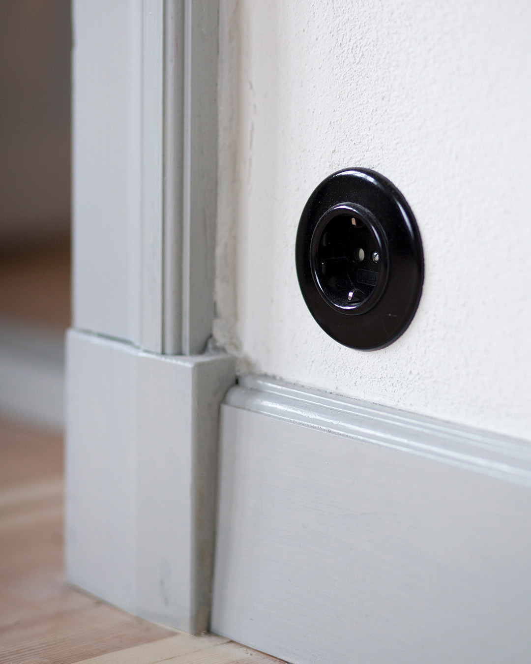 sort bakelitstik ved fodpanel