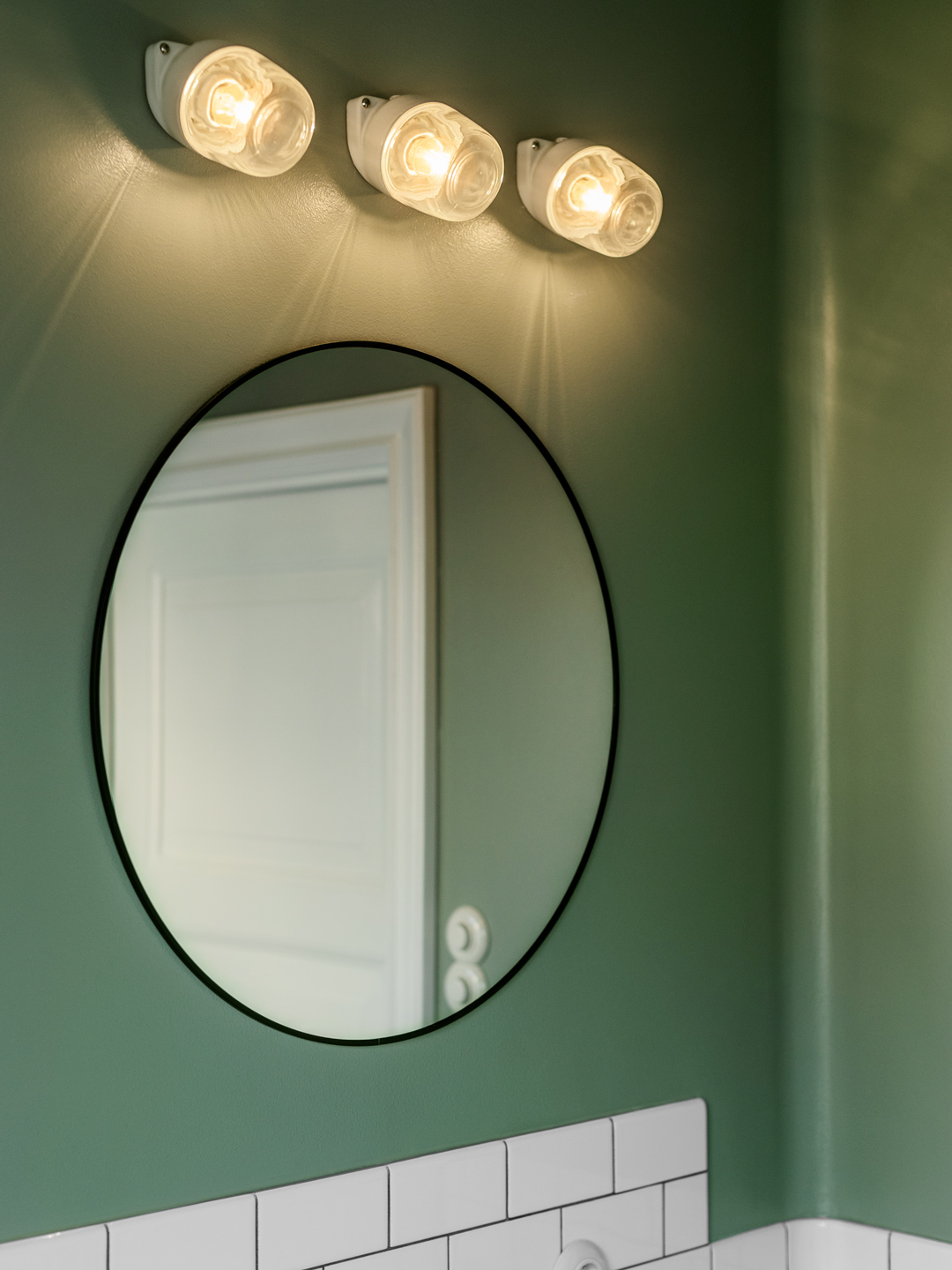 Badev&aelig;relsesv&aelig;g med gr&oslash;n maling, rundt spejl og tre v&aelig;glamper i glas