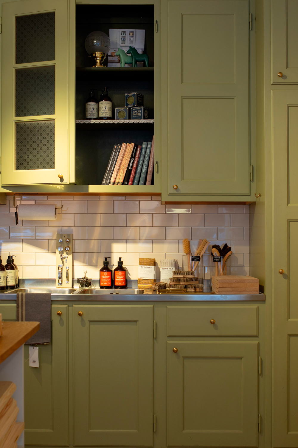 Udstillingsk&oslash;kken i &aring;rhundredeskiftestil i Byggfabrikens butik i G&oslash;teborg.