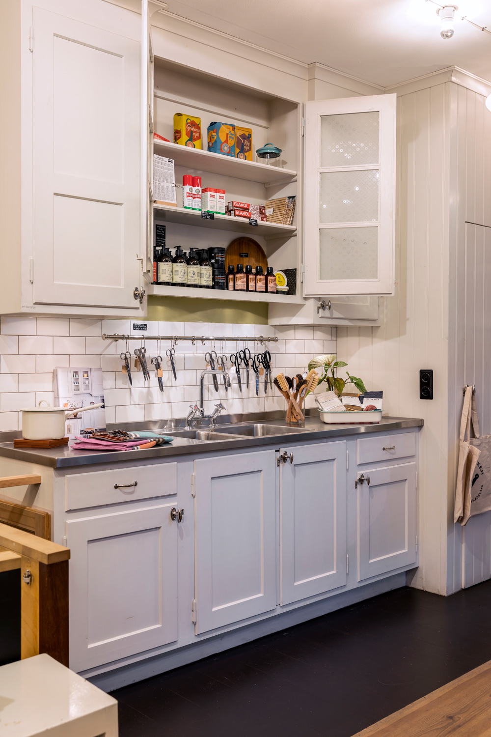 Udstillingsk&oslash;kken i &aring;rhundredeskiftestil i Byggfabrikens butik i Malm&oslash;.