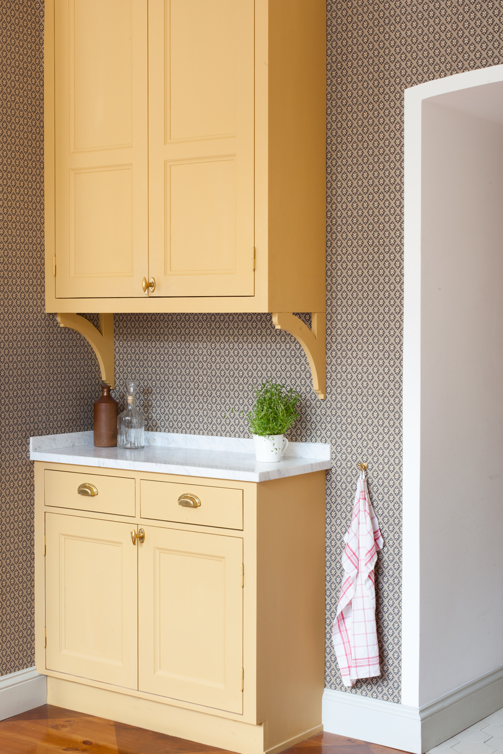 Specialbygget k&oslash;kkensektion i &aring;rhundredeskiftestil i Byggfabrikens butik i Vasastan.