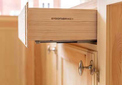Lucka och l&aring;da p&aring; ett k&ouml;k fr&aring;n Byggfabriken