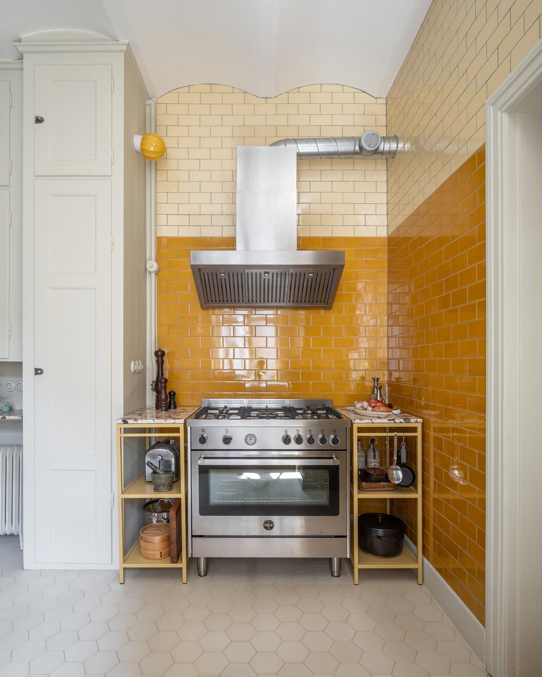 K&oslash;kken med Primrose og Inca Gold v&aelig;gfliser og hexagonfliser