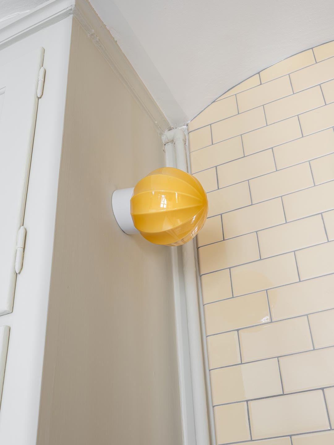 Primrose fliser og v&aelig;glampe med gul Deco glaskuppel fra Byggfabriken