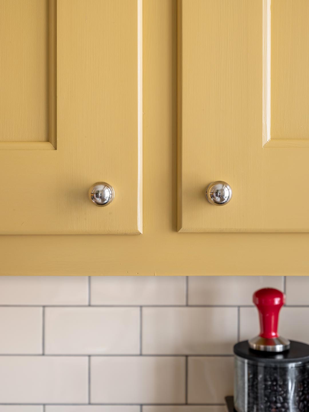 Sandgult k&oslash;kken fra Byggfabriken med Ribershus knopper