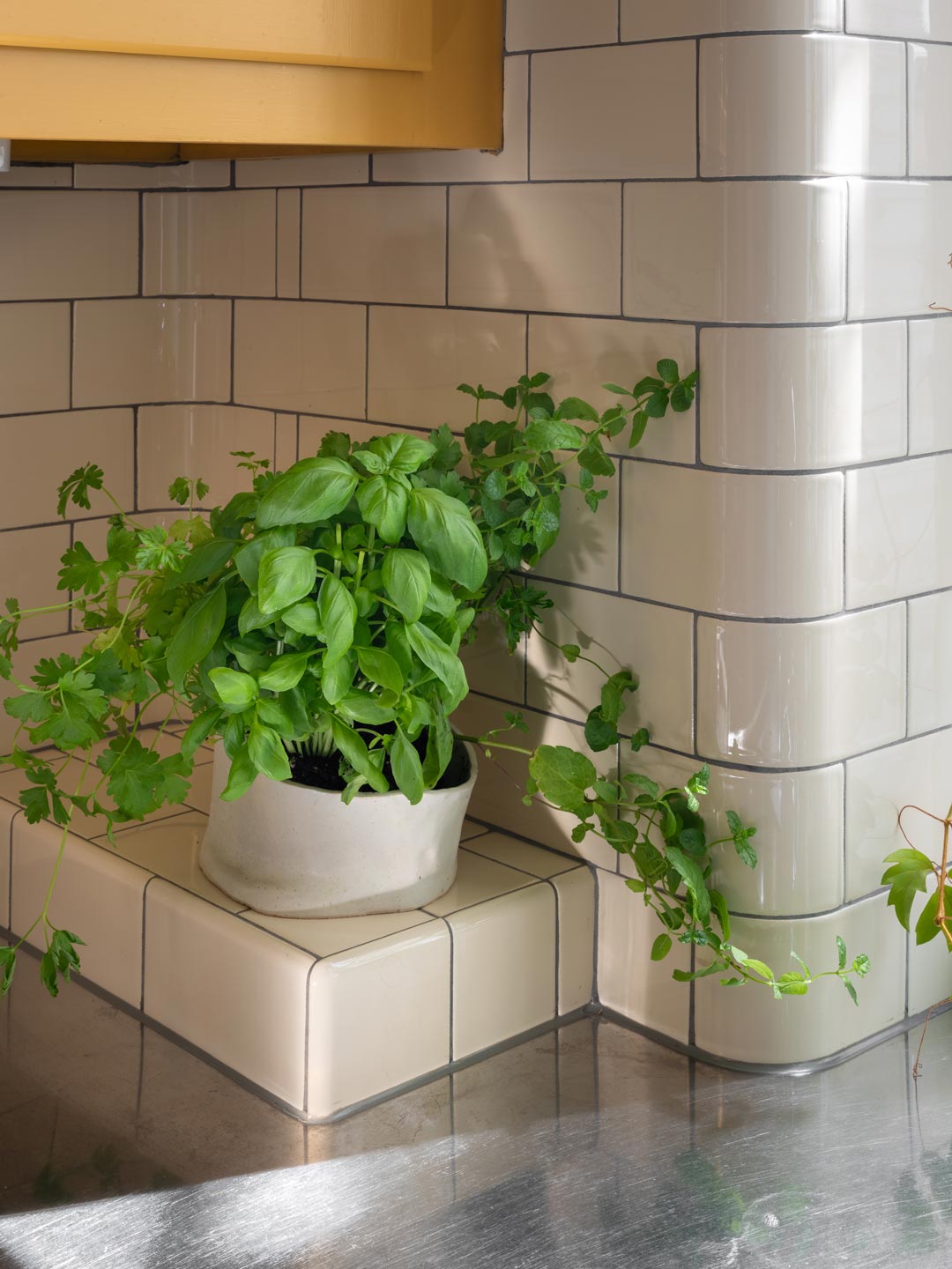 Magnolia afrundede hj&oslash;rnefliser fra H&E Smith i k&oslash;kken fra Byggfabriken