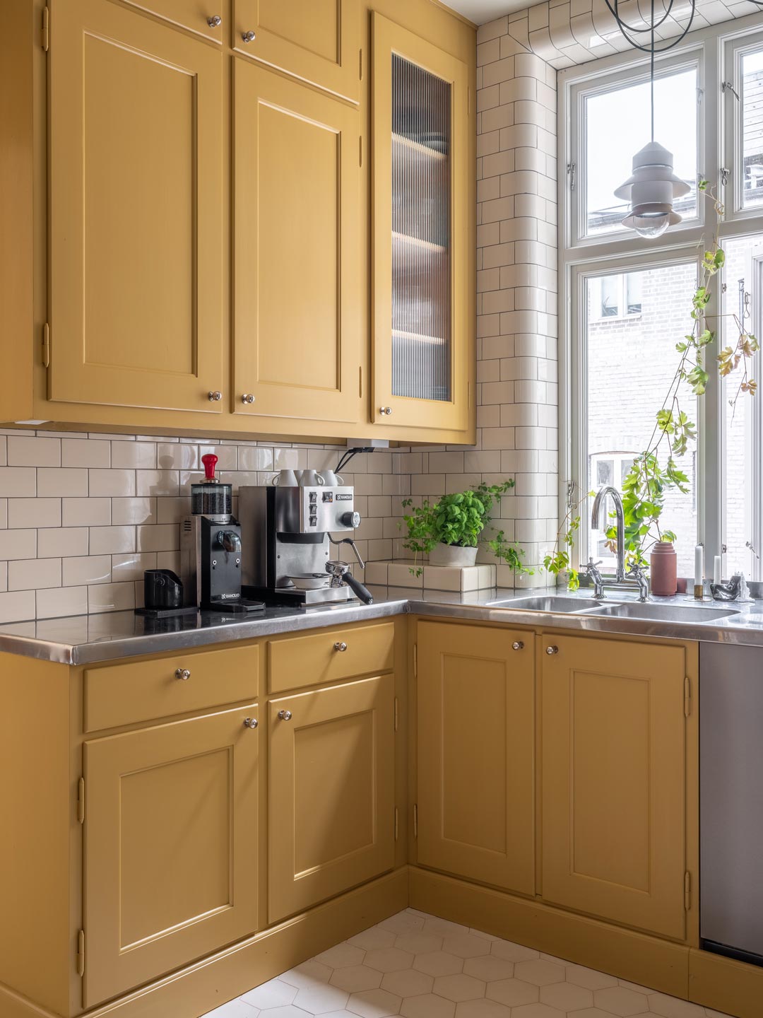 Sandgult Byggfabriken k&oslash;kken med Magnolia afrundede hj&oslash;rnefliser