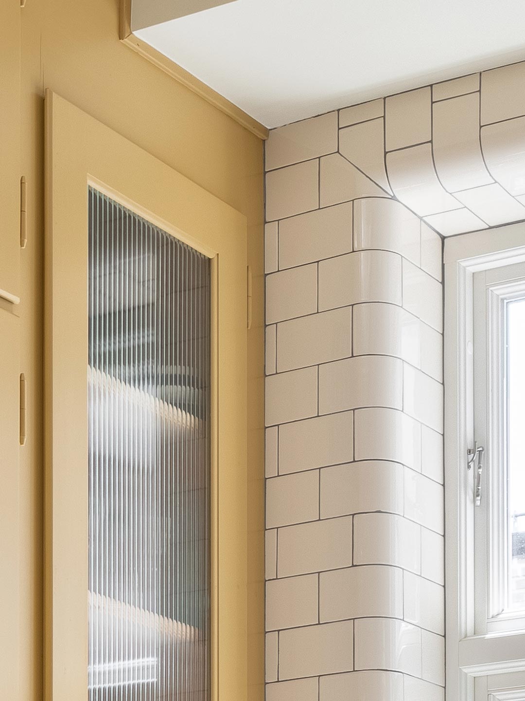 K&oslash;kken fra Byggfabriken i sandgul linoliemaling med Magnolia fliser fra H&E Smith omkring vinduesniche