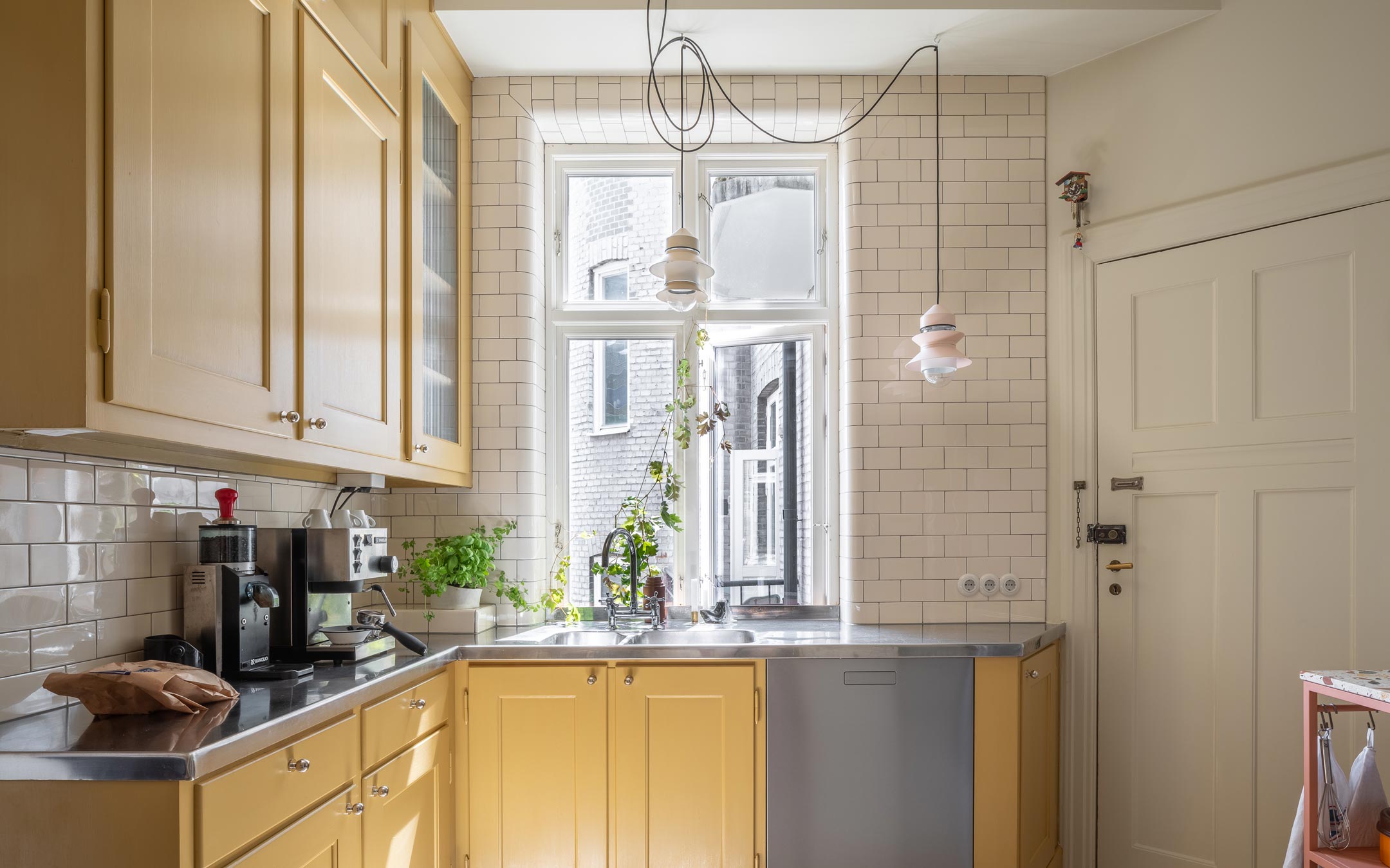 K&oslash;kken fra Byggfabriken med sandgul linoliemaling, H&E Smith fliser i Magnolia og st&aring;lbordplade