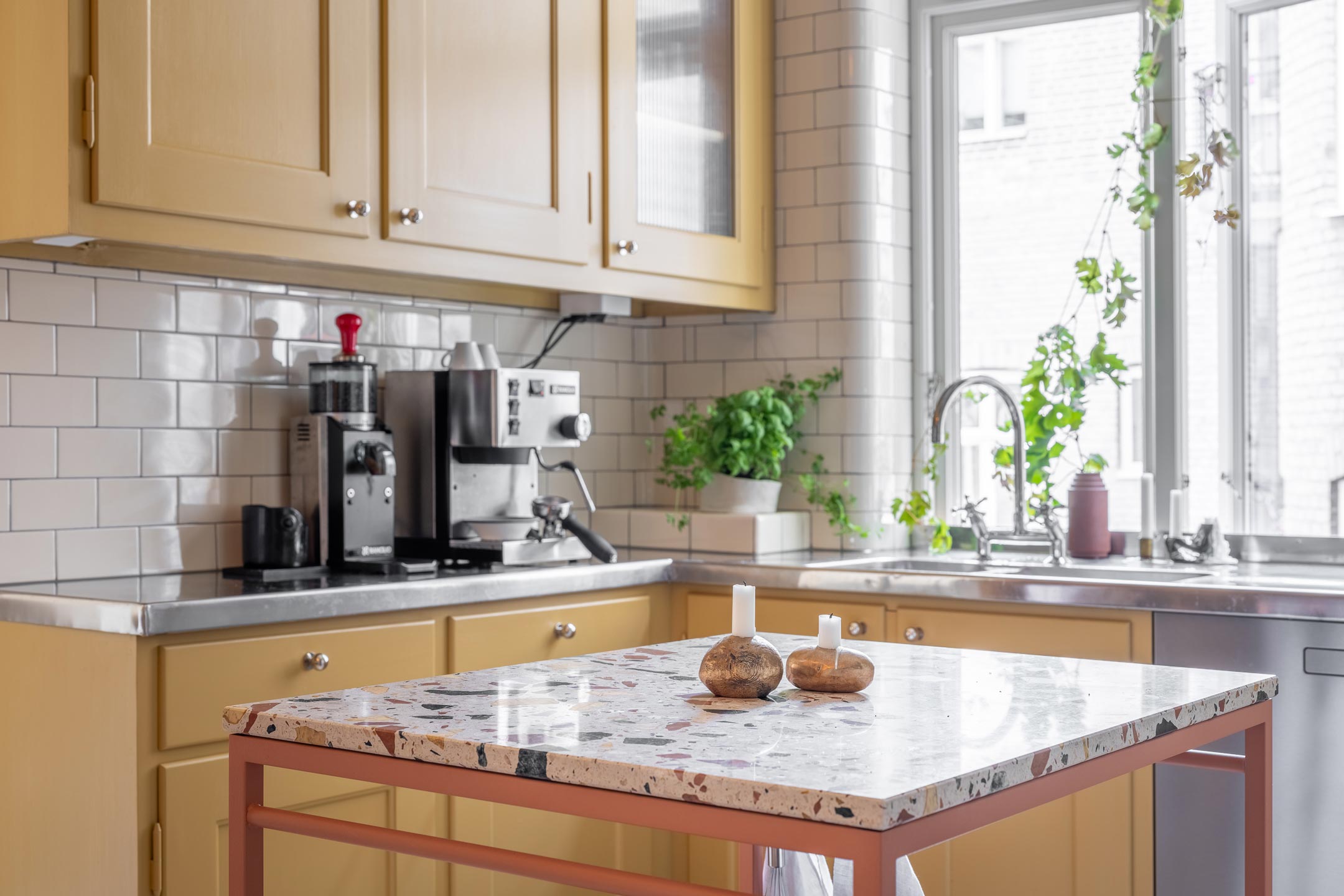 Sandgult Byggfabriken k&oslash;kken med Magnolia fliser og terrazzo bordplade