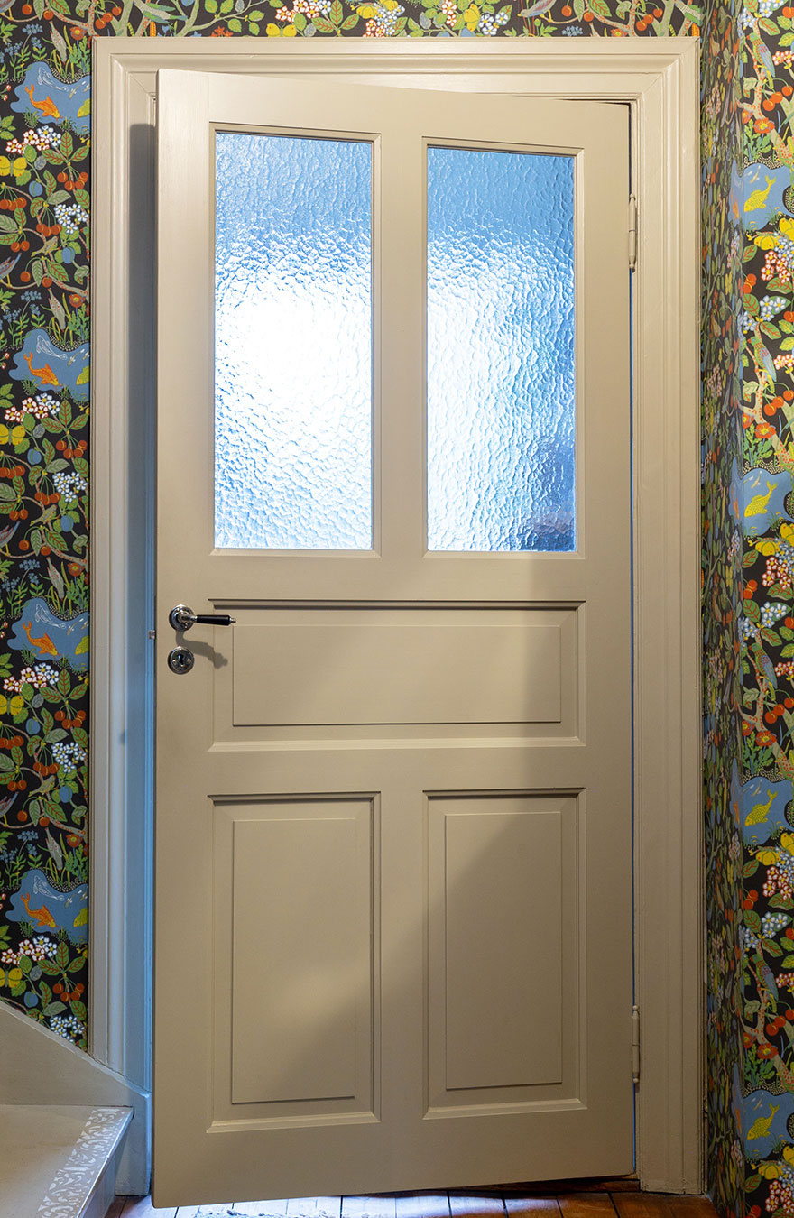 Innerd&ouml;rr med fem speglar och inf&auml;llt ornamentglas.