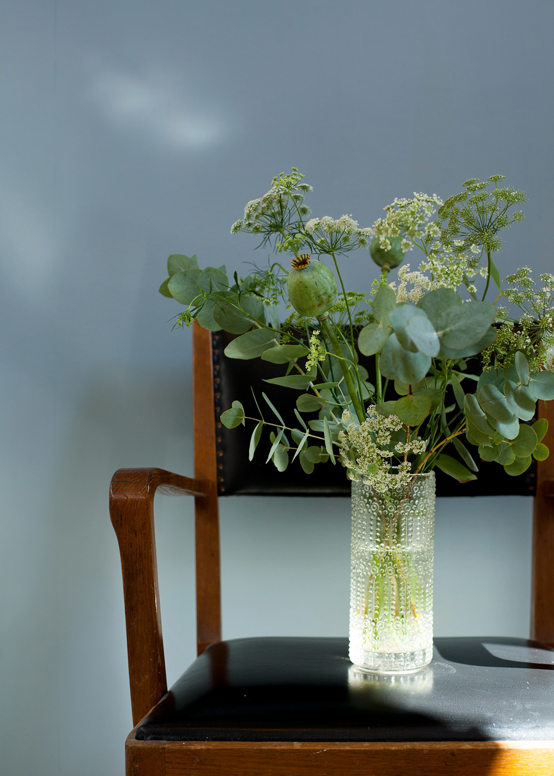 V&aelig;g malet i farven Duebl&aring; bag en stol med betr&aelig;k i kunstl&aelig;der