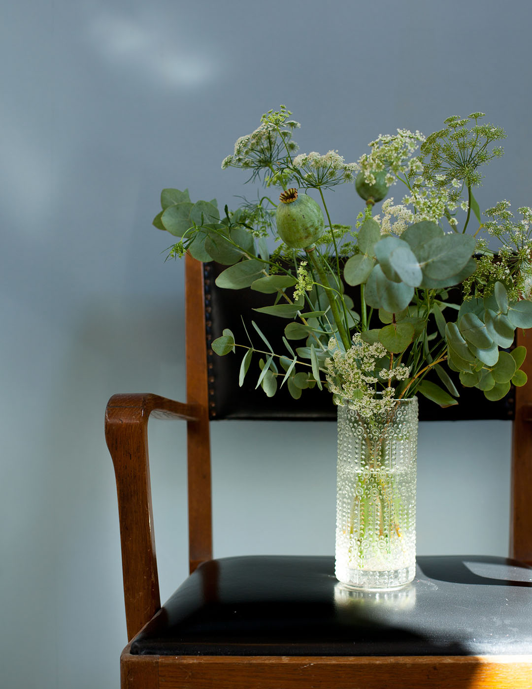 V&aelig;g malet med Auros v&aelig;gmaling i farven Duvbl&aring;.