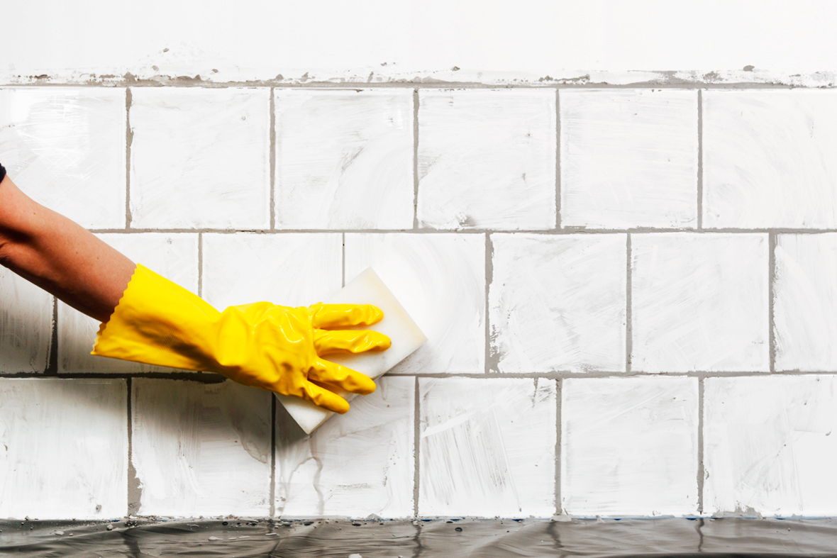 Aft&oslash;rring af overskydende fugemasse med fugtig svamp.