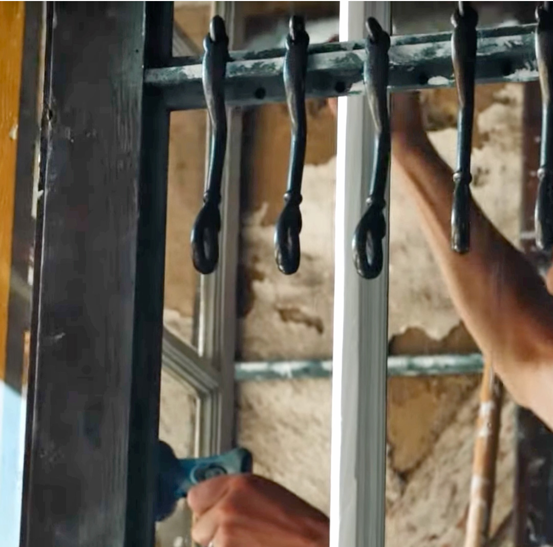 Vinduesbeslag, der er rustbeskyttet og h&aelig;nger til t&oslash;rre.