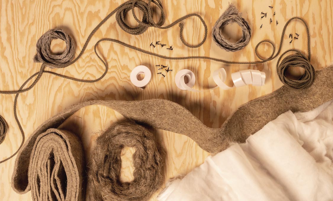 Materialer til vinduest&aelig;tning og d&oslash;rt&aelig;tning i &aelig;ldre huse