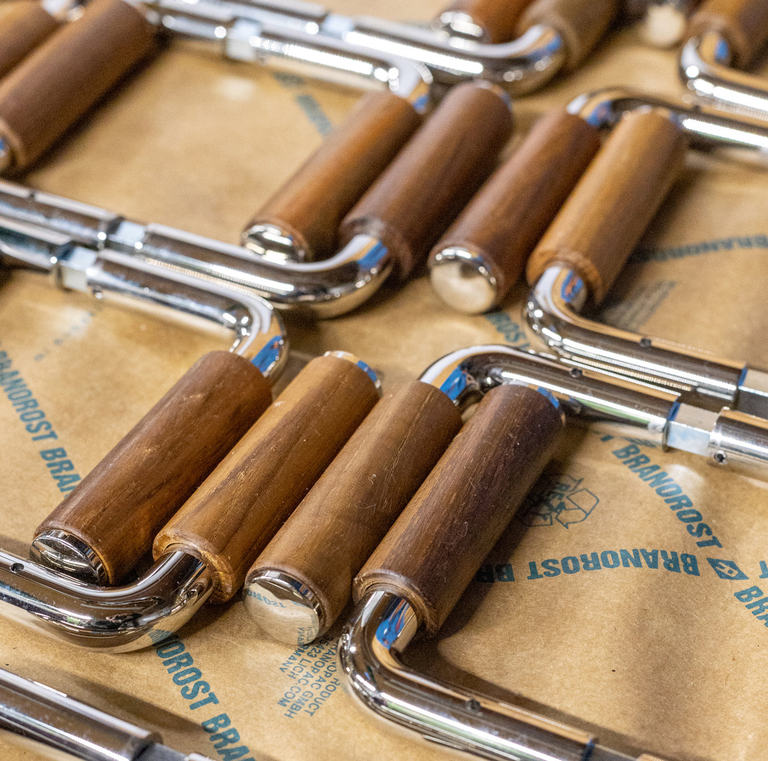 Funkistrycken med grepp av teak och f&ouml;rnicklad m&auml;ssing.