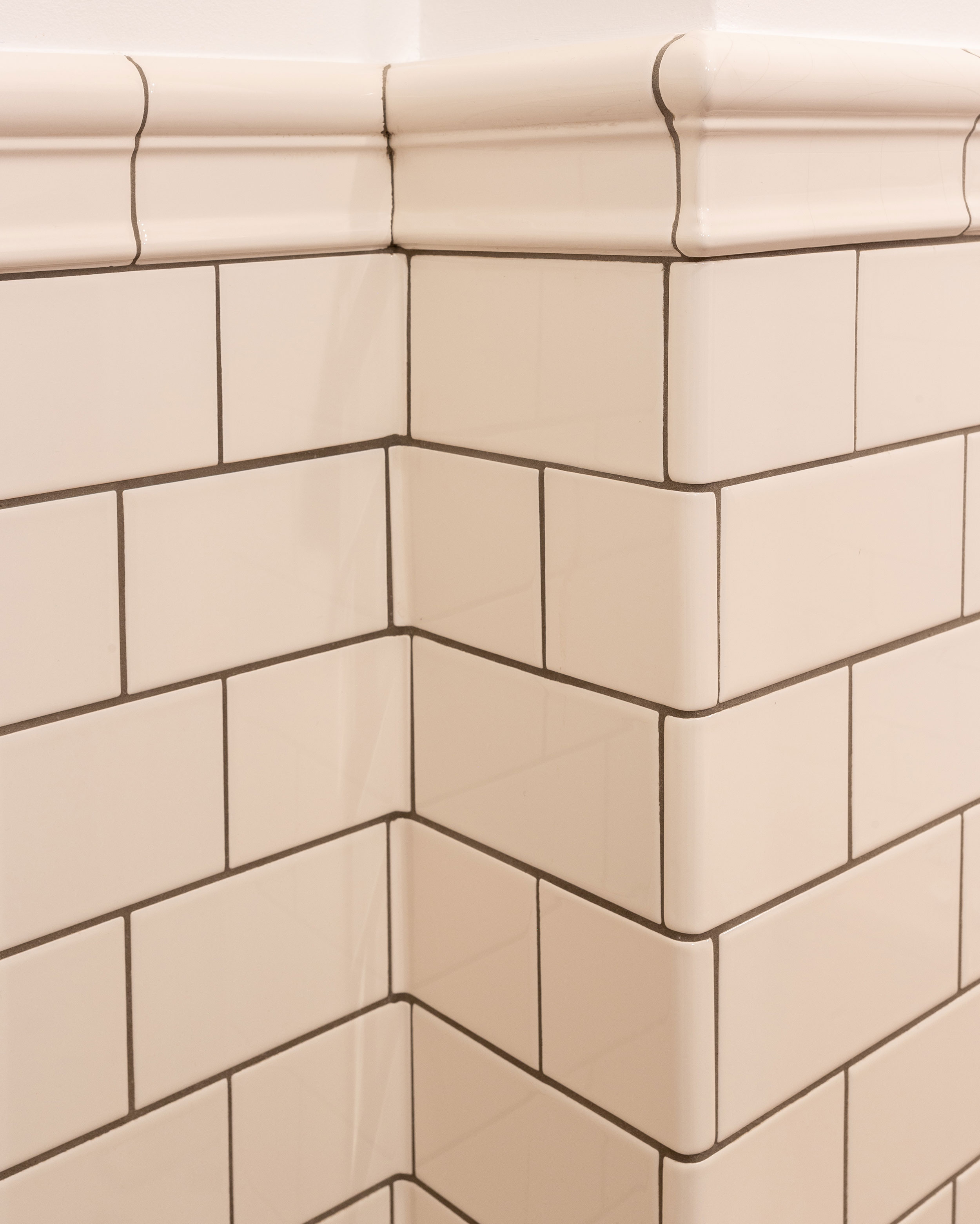 Flisebelagt hj&oslash;rne med omsluttende hvide fliseplader