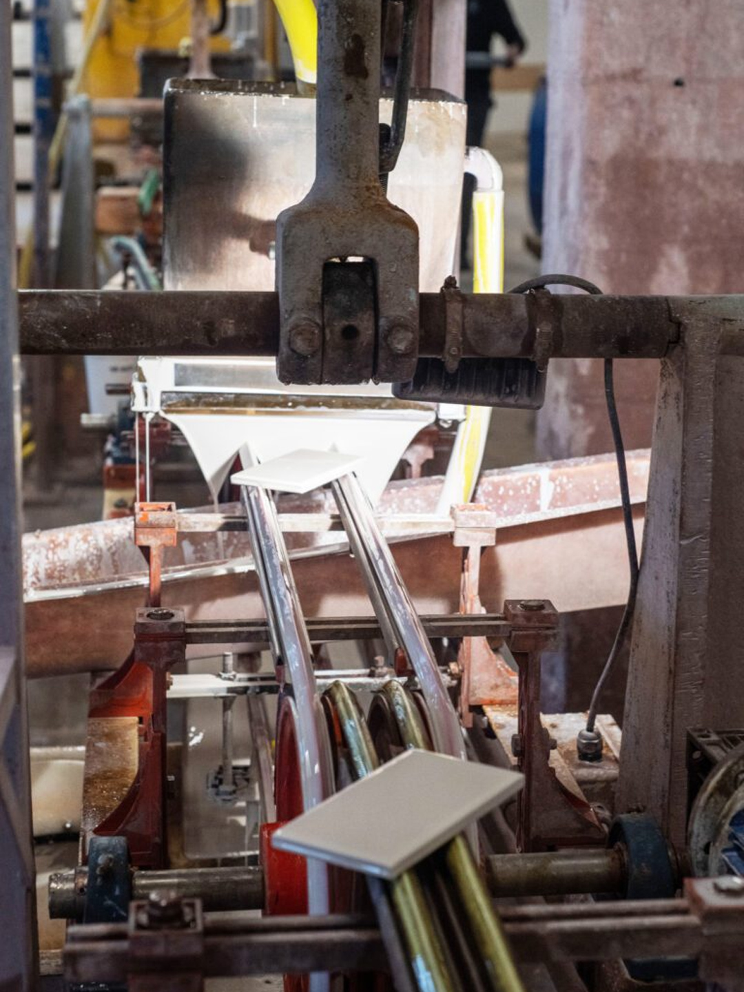 Vandfaldsglasering af keramiske fliser hos H&E Smith