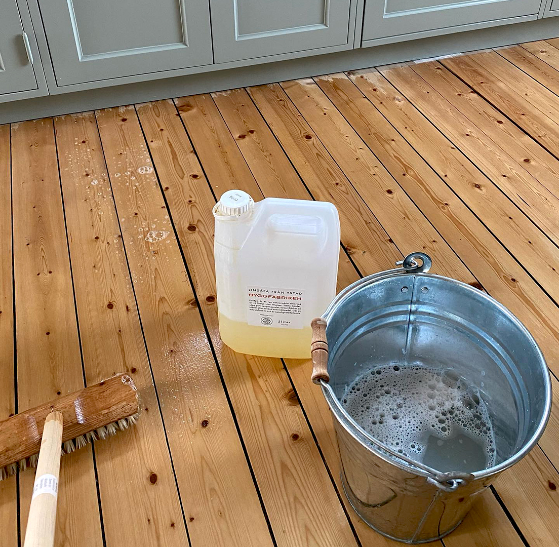 Utrustning f&ouml;r att s&aring;pa ett k&ouml;ksgolv.