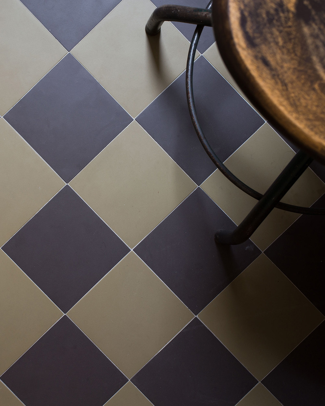 Victorianske gulvfliser i sort og beige Flensburgm&oslash;nster med bort i badev&aelig;relse med hvide v&aelig;gfliser.