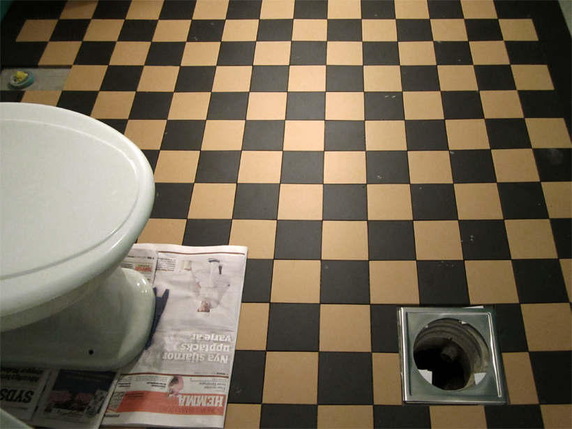 Klinkegulv n&aelig;sten f&aelig;rdiglagt i badev&aelig;relse med afl&oslash;b.