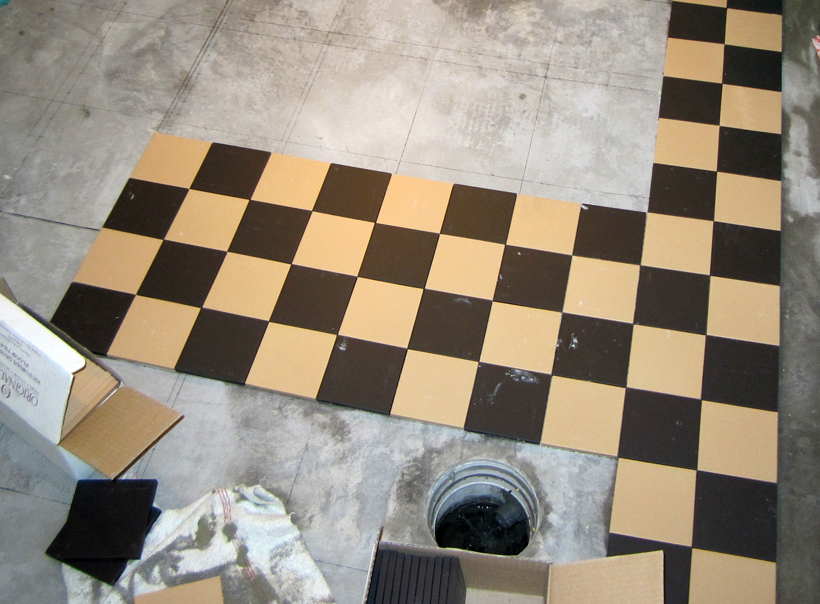 Udvidelse af skakternsm&oslash;nster med klinker p&aring; gulvet.