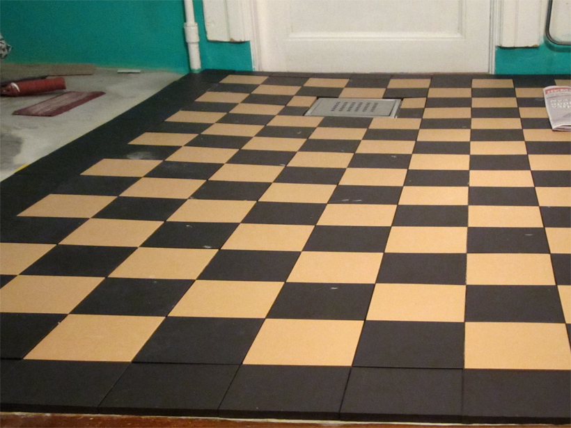 F&aelig;rdiglagt klinkegulv i badev&aelig;relse med afl&oslash;b.