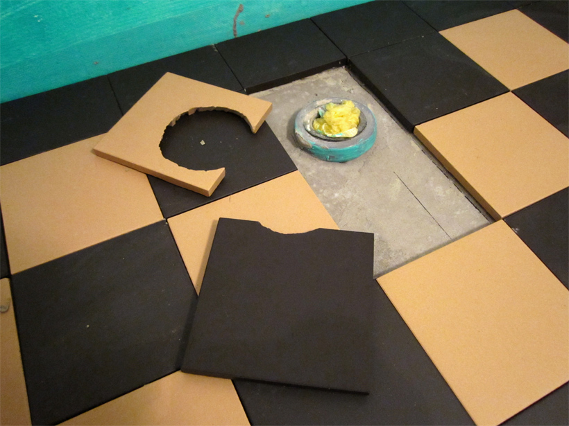 Tilsk&aelig;ring af klinker omkring afl&oslash;b under l&aelig;gning.