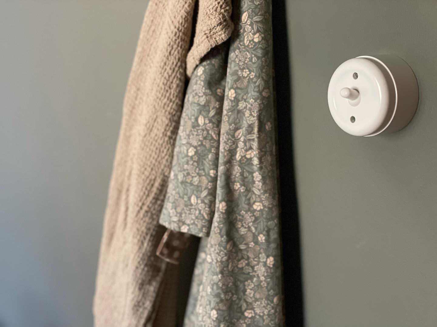 Kugleafbryder i hvid bakelit