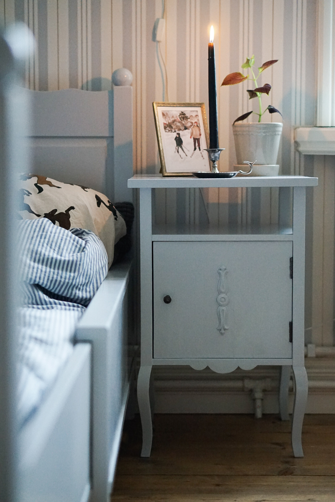 B&oslash;rnev&aelig;relse med seng og sengebord malet med maling til tr&aelig;v&aelig;rk fra Auro.