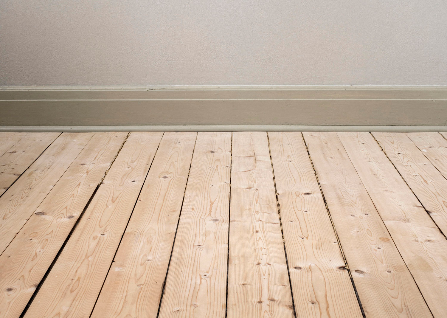 Et ludet og oliet plankegulve i fyrretr&aelig;