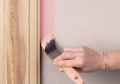 H&aring;nd der maler en v&aelig;g rosa med Auro maling