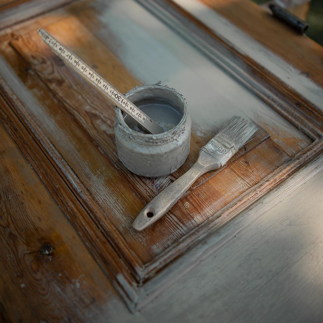 Gammal spegeld&ouml;rr under m&aring;lning med linoljef&auml;rg.