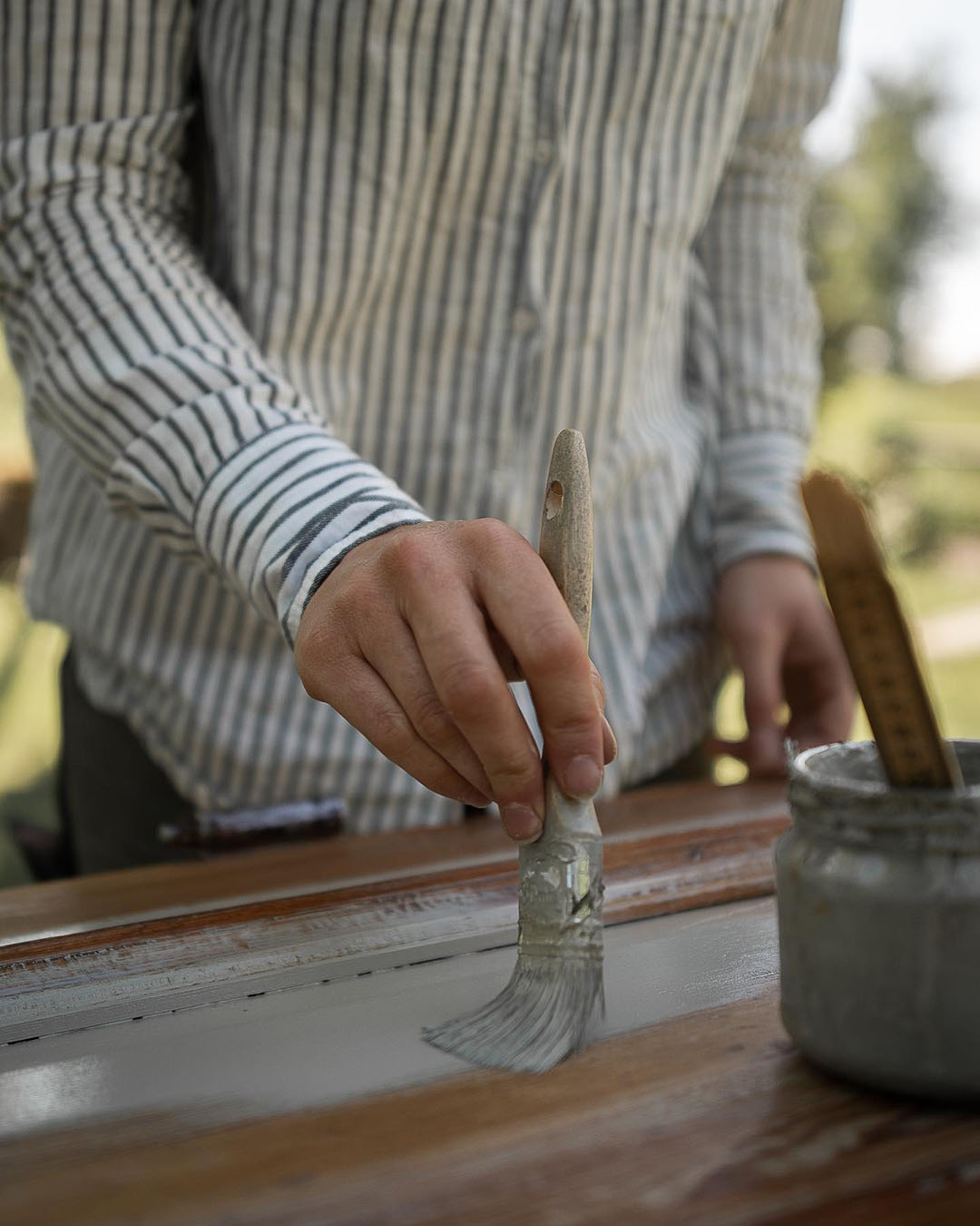 M&aring;lning med linoljef&auml;rg, f&ouml;rsta strykningen.