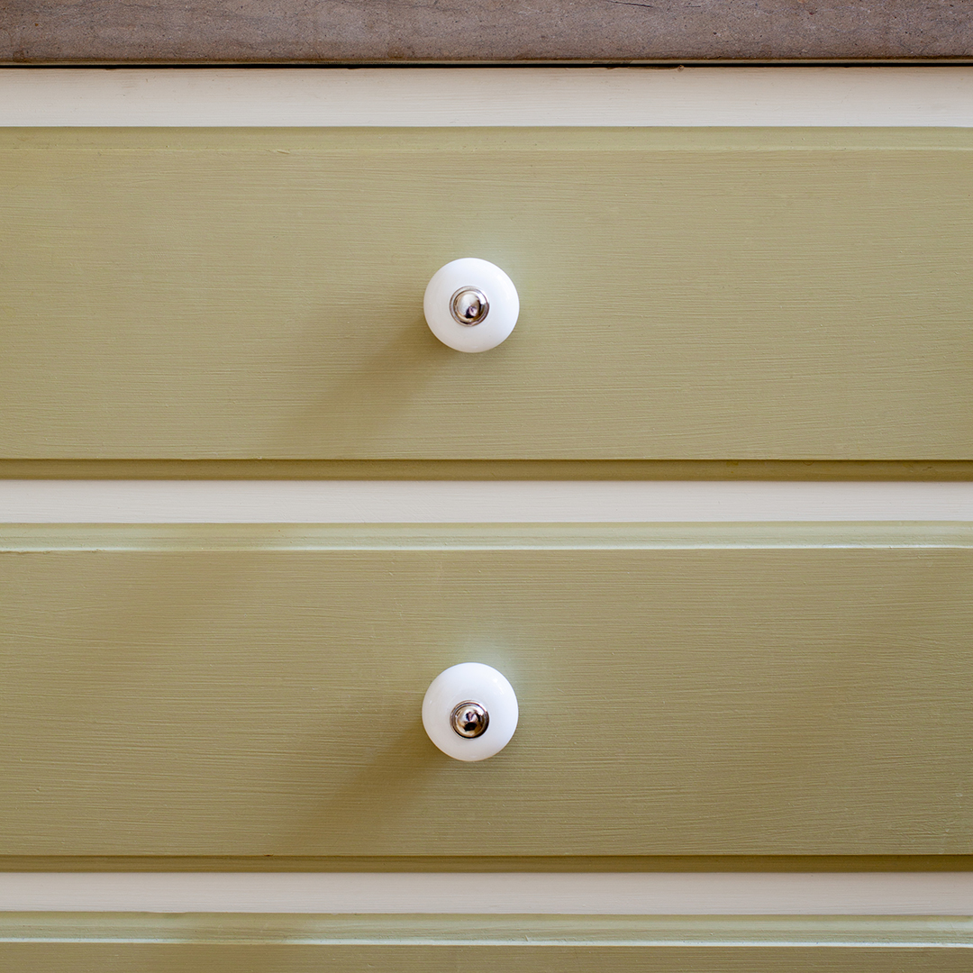 L&aring;dsektion i k&ouml;k m&aring;lad med linoljef&auml;rg, kul&ouml;r ljus Oliv, f&ouml;rsedd med knoppar i porslin med f&ouml;rnicklad skruv.