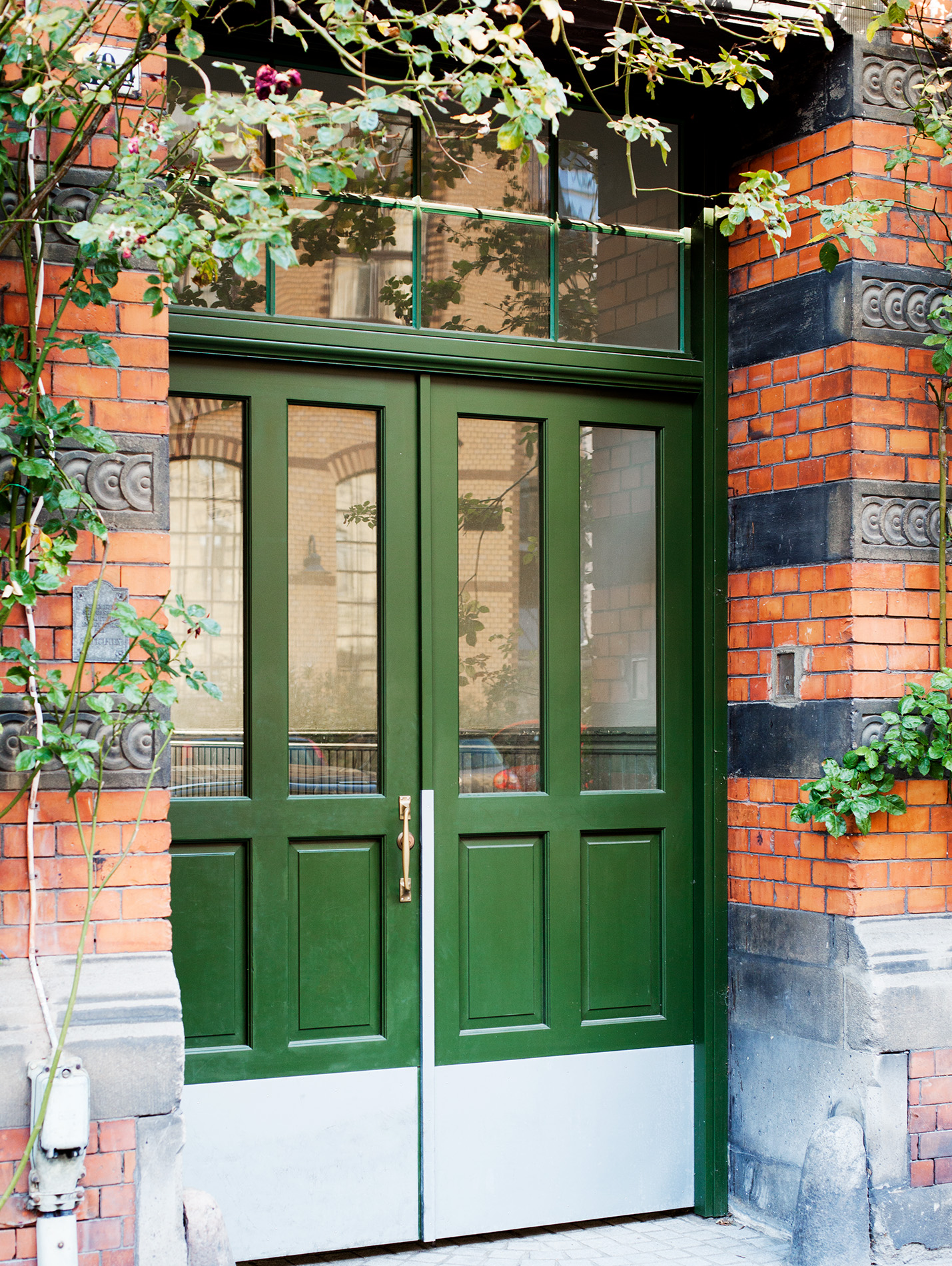 Port til et flerfamiliehus malet med gr&oslash;n linoliemaling.