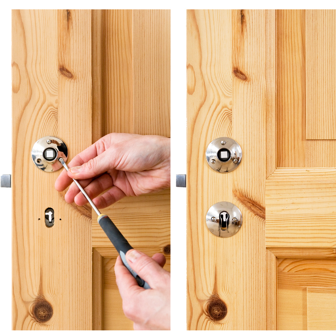 Fastskruning af rosetter omkring h&aring;ndtag og n&oslash;glehul.