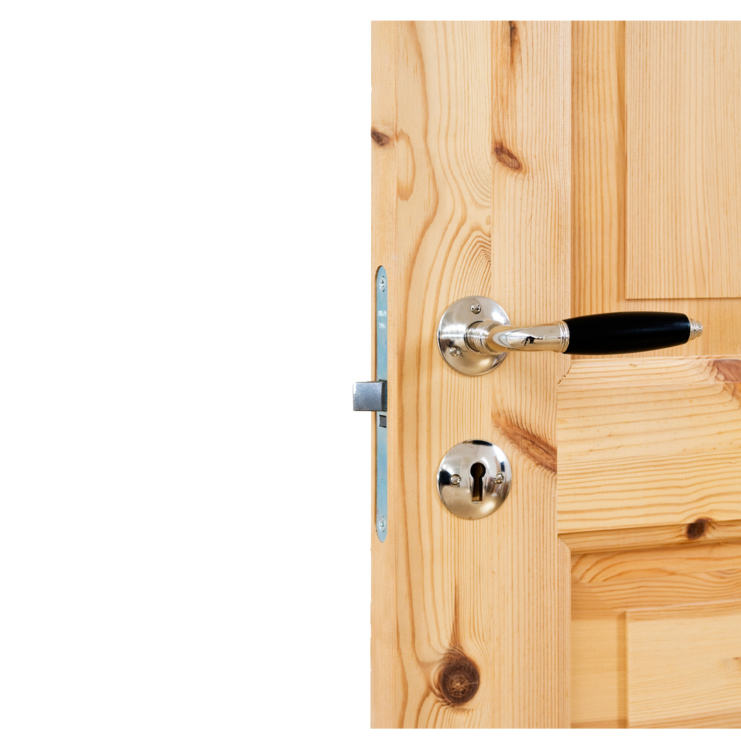 F&aelig;rdigmonteret indvendig d&oslash;r med h&aring;ndtag og n&oslash;gleskilt.